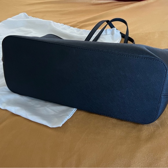 Michael Kors Jet Set Travel Tote in black. - Picture 5 of 6